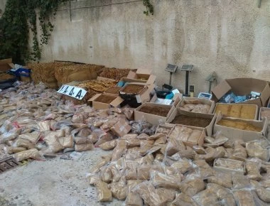 Καβάλα: Δια ξίφους φύλασσε χιλιάδες λαθραία πακέτα τσιγάρων